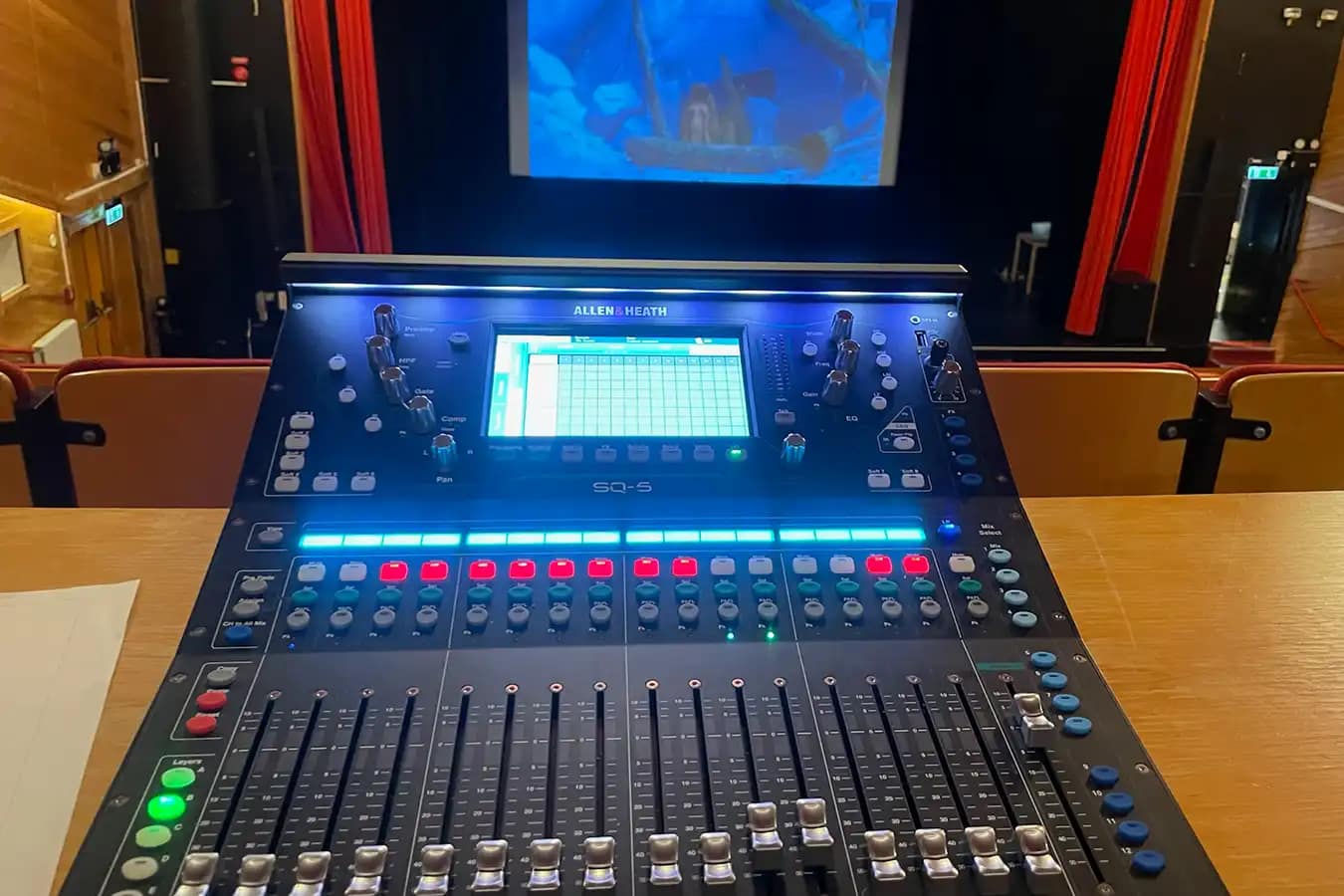 Hybridlösning för hörsal och aula