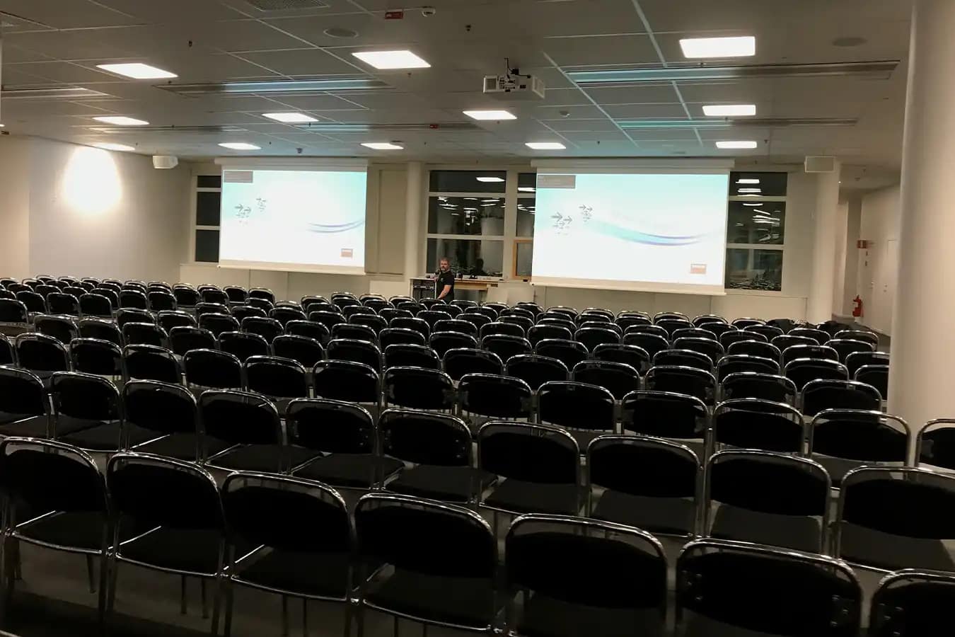 Hybridlösning för hörsal och aula