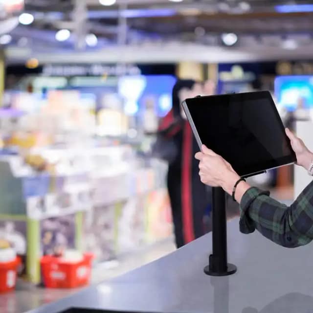 SpacePole POS – Flexibla fästen för kassadisk & självservice