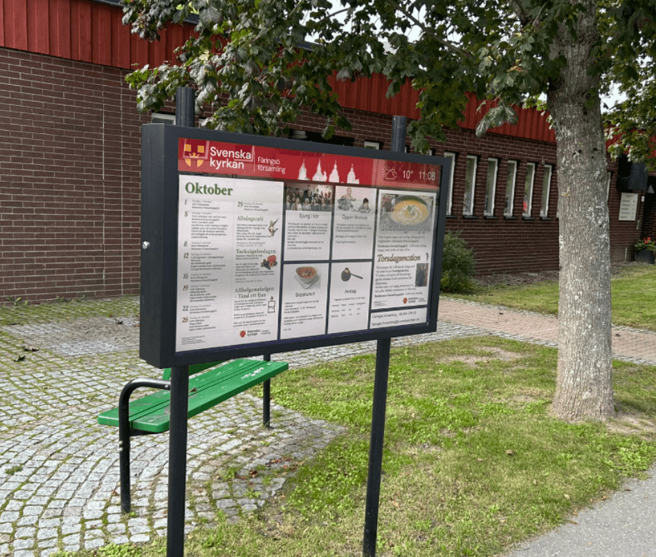 Digital informationsskärm monterad utomhus i en kapsel.